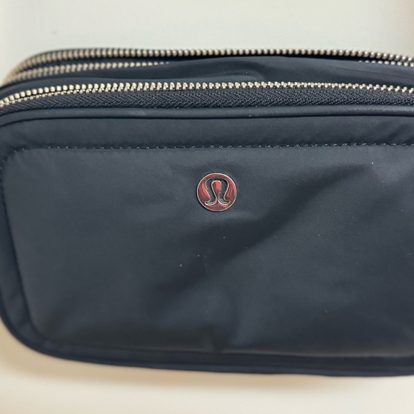 Lululemon Crossbody Camera bag 2L - Picture 4 of 12